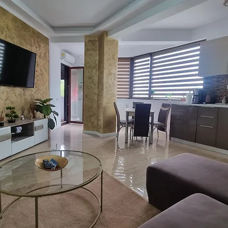 Appartamento Ella Luxury Piscina&parcare Năvodari